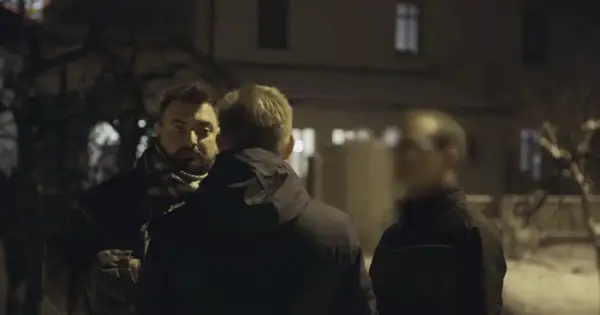 Tomasz Sekielski w mrocznej scenerii rozmawia z dwoma mężczyznami. "Tylko nie mów nikomu" - zdaje się szeptać jeden z nich.