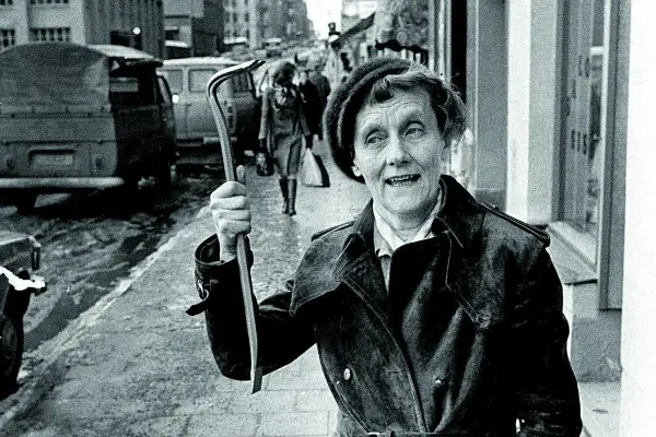 Uśmiechnięta kobieta z łomem w ręku, jakby gotowa do przygód rodem z powieści Astrid Lindgren.