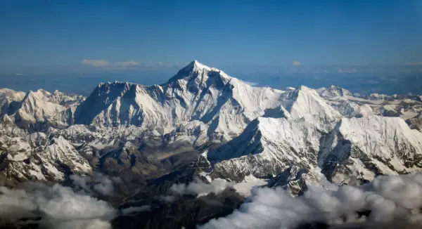 Majestatyczny Everest góruje nad ośnieżonymi szczytami Himalajów. Widok zapiera dech w piersiach, wszystko za Everest.