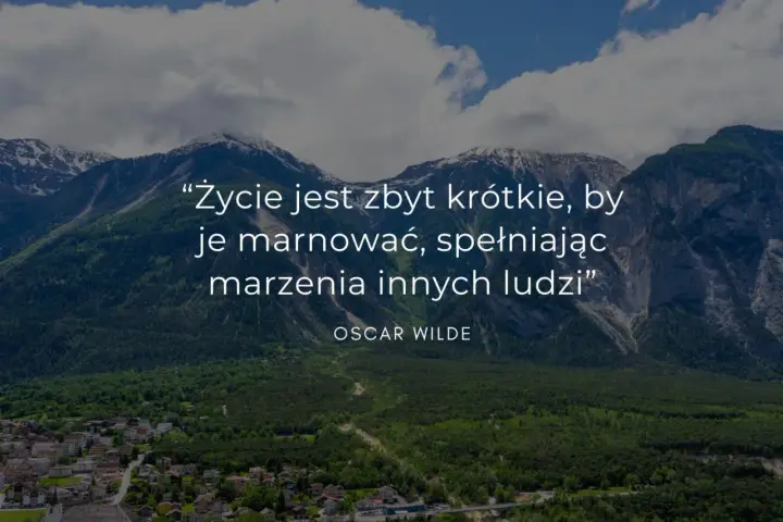 Góry i miasteczko pod nimi. Mądre cytaty krótkie Oscara Wilde'a przypominają, by żyć własnym życiem.