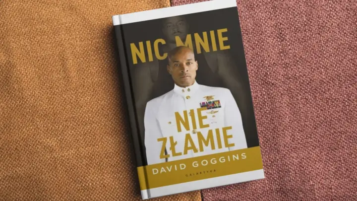 Okładka książki Davida Gogginsa "Nic mnie nie złamie". Mężczyzna w białym mundurze, z medalami, patrzy pewnie.